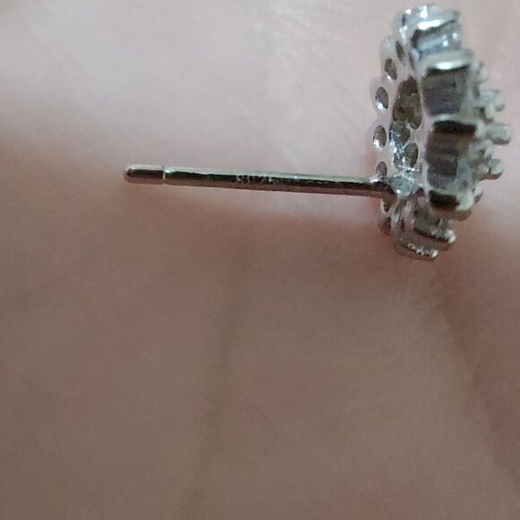 925 Sterling Silver Sparkling Flower Stud Earrings - Picture 12 of 13